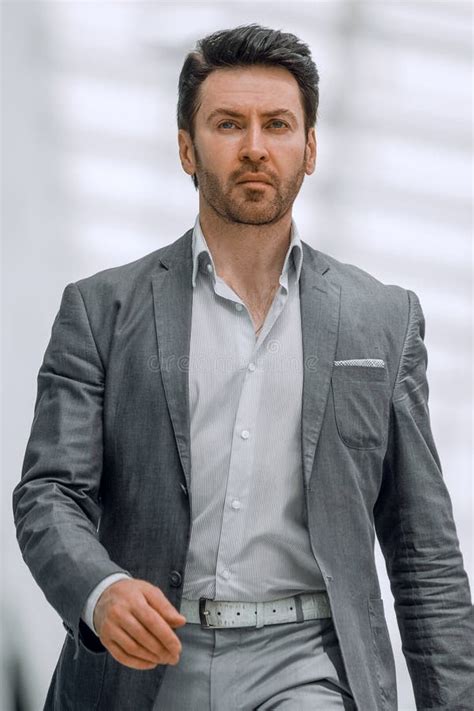 Business Men Walking in Line 的图像结果