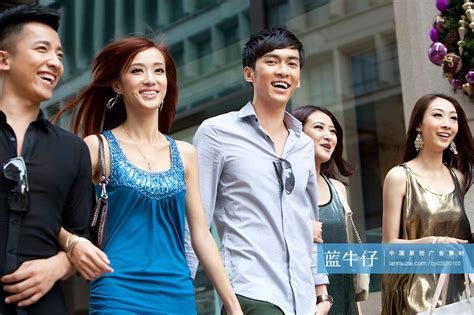 时尚的年轻人在香港逛街购物-蓝牛仔影像-中国原创广告影像素材