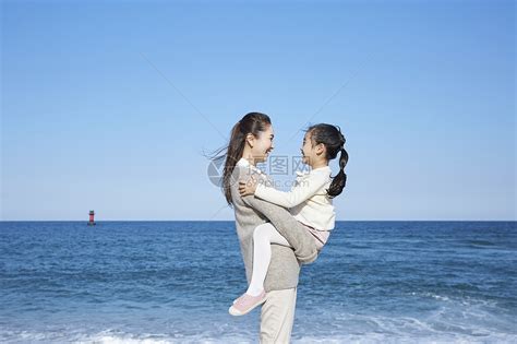 文科硕士韩国笑母亲女儿旅行海洋高清图片下载-正版图片502141975-摄图网