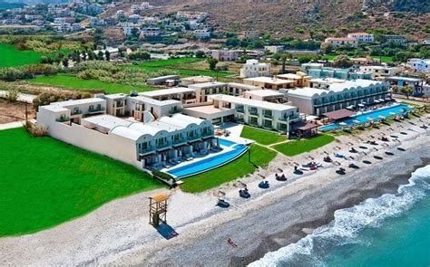 12 Best Resorts In Greece That Make You Feel Like Royalty