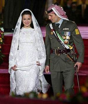 约旦王储高调订婚！准新娘穿长裙跟拉尼娅合影，超模身材抢尽风头__财经头条