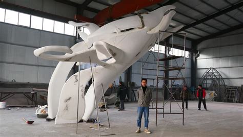 不锈钢抽象鲸鱼雕塑 七彩灯效果 - 知乎