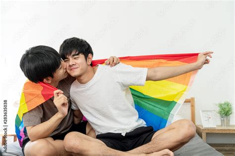 Portrait of happy asian gay couple smiling on face, Kissing together ...