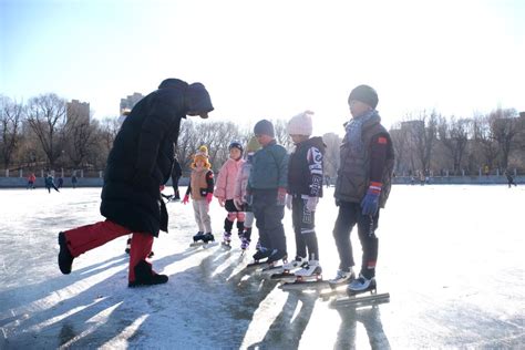 沈阳：冰雪季启幕 儿童公园内学习滑冰