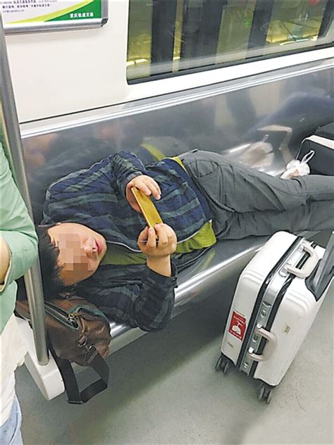 男子地铁上一躺几个站 其他乘客站着看_新浪新闻