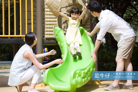 年轻家庭在游乐园嬉戏-蓝牛仔影像-中国原创广告影像素材
