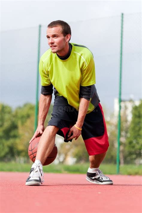 Jeune Homme Sur Le Terrain De Basket Ruissellement Avec La Boule Image ...