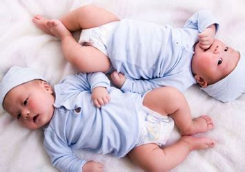 一套双胞胎男孩照片_5岁双胞胎男孩 - 随意云