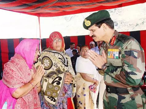 IAF paratrooper touches down the Drass Sector - India commemorates ...