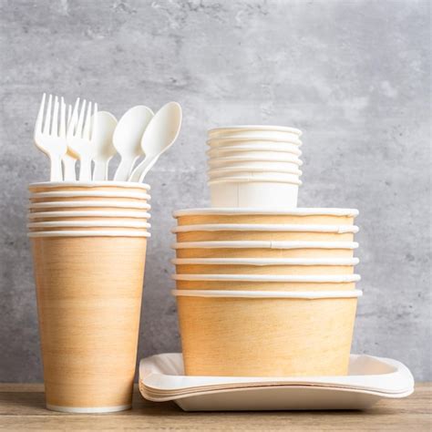 Umweltfreundliche Lebensmittelverpackungen auf dem Tischhintergrund ...