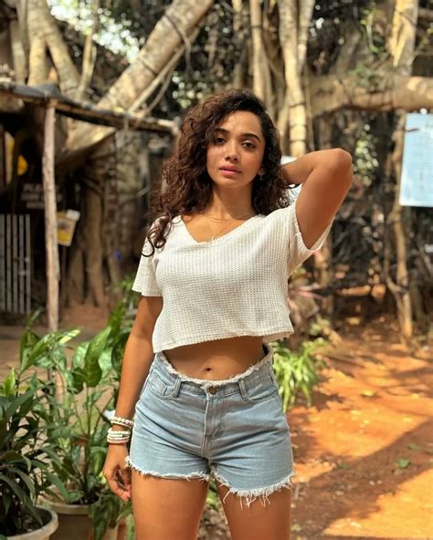 "Kudumbasthan" film actress Saanve Megghana Turns Up the Heat in Crop ...