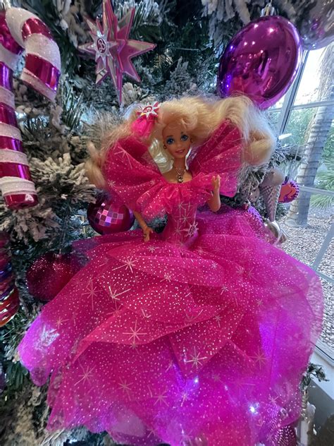 1990 Holiday Barbie is absolutely elite! : r/Barbie