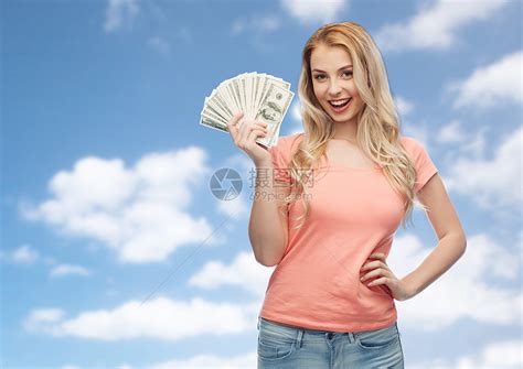 金钱,财政,投资,储蓄人的快乐的轻女人与美元现金蓝天云彩的背景高清图片下载-正版图片300596041-摄图网