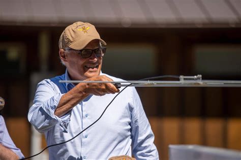 Inslee sees WA state workers learn to track ‘murder hornets ...