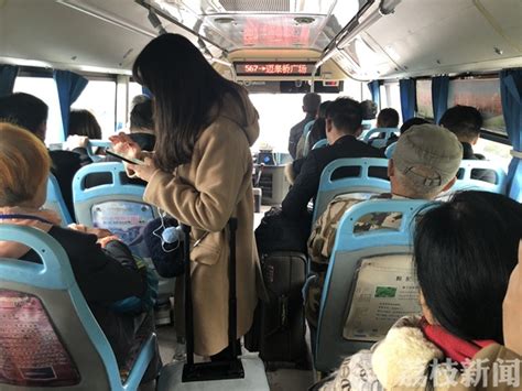 今天乘坐公交车出行 车上人多了_凤凰网视频_凤凰网