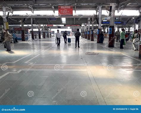 Howrah Station Local Train 的图像结果