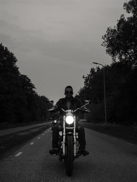 男子骑摩托车在路上的灰度照片 · 免费素材图片