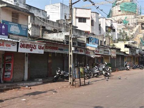 Hawai Chowk riot by snack truck, traders keep shops closed in protest ...