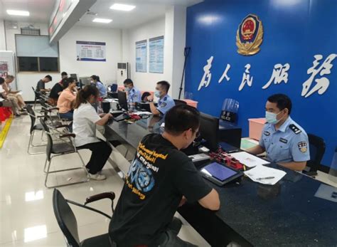 江门市公安局江海分局出入境接待大厅组织第3场企业员工特约办理出入境证件专场
