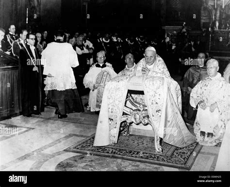 Pope John XXIII praying during mass Stock Photo - Alamy