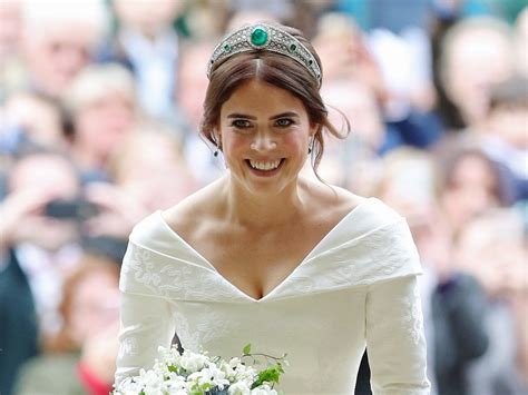 『珠宝』英国尤金妮公主佩戴一顶古董 Boucheron 祖母绿王冠亮相婚礼 | iDaily Jewelry · 每日珠宝杂志