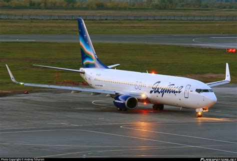 一架波音737-800在俄迫降 初步调查为引擎故障 - 雪花新闻
