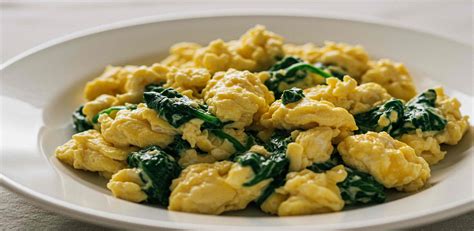 Huevos Revueltos con Espinacas - Come Rico Hoy