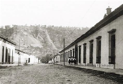 Alumnas en la entrada principal del Colegio Santa Ines, de santa Tecla ...