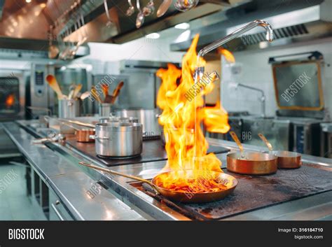 Cooks Kitchen 的图像结果