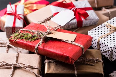 Arrangement à angle élevé de différents cadeaux de Noël colorés | Photo ...