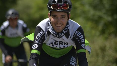 Doce ciclistas renuevan con el equipo Kern Pharma