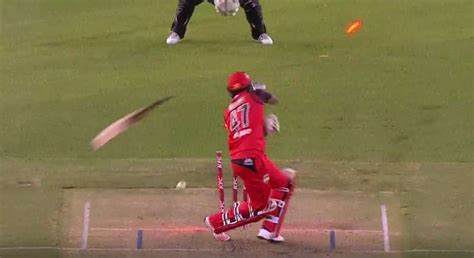 SK Epic Cricket Fails: Dwayne Bravo embarrasses self with unusual dismissal