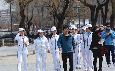 朝鲜女留学生与义工身穿艳丽服装 集体游吉林[1]- 中国日报网