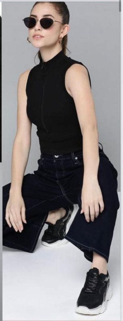 Black half sleeves zip top – Liyokki