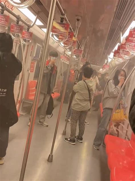 南京地铁车厢出现烟雾致停车，乘客称有焦味，工作人员回应_凤凰网