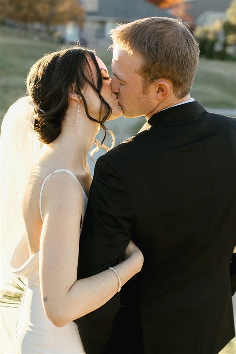 A classic autumn black and white wedding at The Oaks Plum Creek