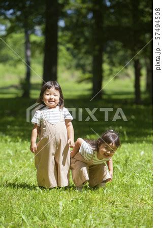 双子の姉妹の写真素材 [57494508] - PIXTA