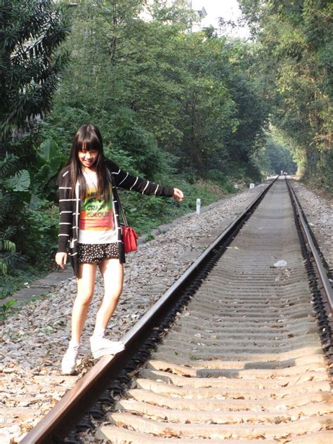 走在铁轨上的美女高清图片下载_红动中国
