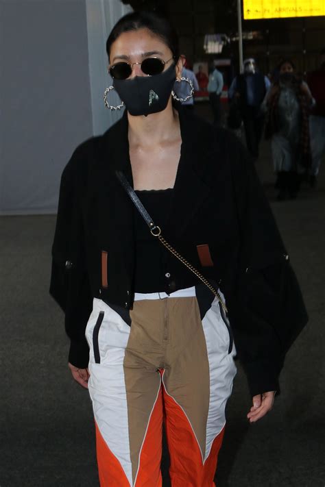 Alia Bhatt aced yet another airport look in a cropped jacket and colour ...