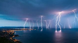 lightning strike 的图像结果