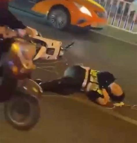 网传广西柳州一电动车冲卡撞伤交警 警方回应：正在调查处理中_城中区_海报_视频