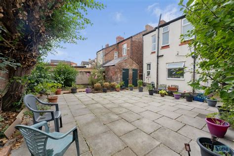 'Impressive' £250,000 house with five bedrooms and beautiful period ...