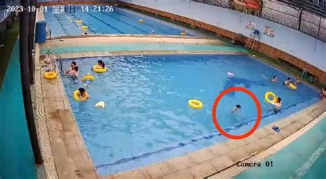 一男童游泳馆不幸溺亡，挣扎沉底7分钟后被捞起！多部门介入_腾讯新闻