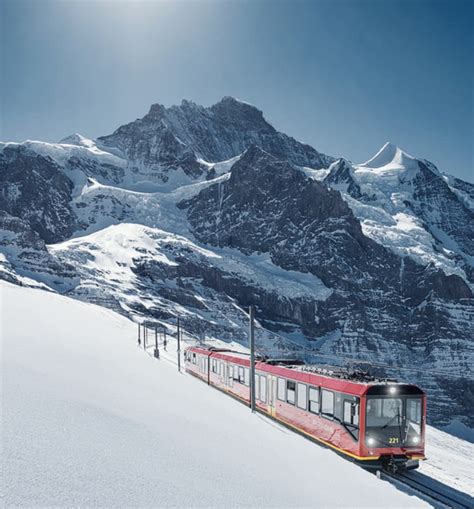 https://media.jungfrau.ch/image/upload/f_auto%2Cfl_lossy%2Cq_auto%2Cc_crop%2Car_40%3A43/c_scale%2Cw_762/v1480257938/fileadmin/Jungfraujoch_Top_of_Europe/Jungfraubahn-Schnee-Jungfraujoch.jpg