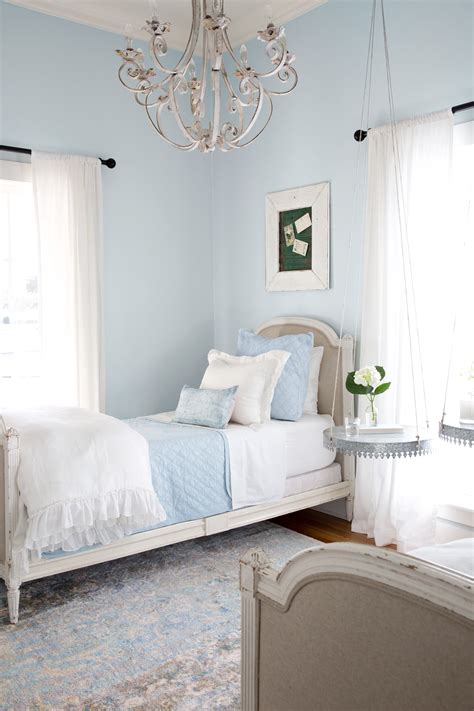 Take a tour of chip and joanna gaines magnolia house b b – Artofit
