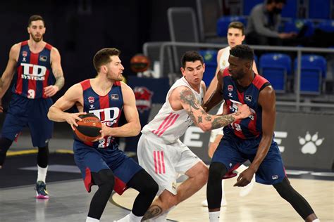 Alec Peters estará cerca de dos meses de baja