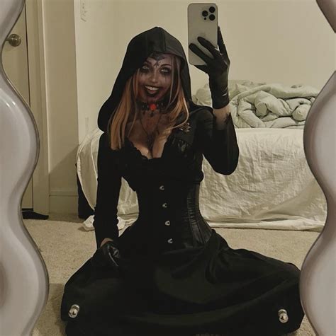 MollyRedWolf - Cosplayer | CosplayCodex