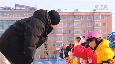 新华全媒+丨牡丹江一小学连续浇冰场40年教学生滑冰_国内_新闻频道_云南网