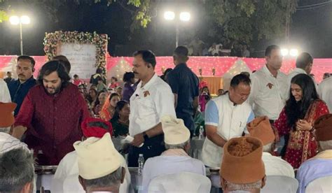 अनंत अंबानी और राधिका मर्चेंट ने अन्न सेवा से की प्री-वेडिंग सेरेमनी की ...