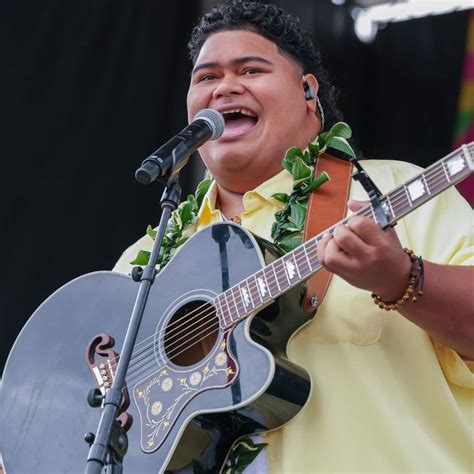 Iam Tongi marries longtime girlfriend Leah Solis in Hawaii three years ...